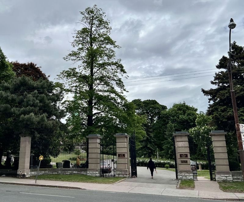 Entrance to St. James Cemetery from Parliament Street image. Click for full size.