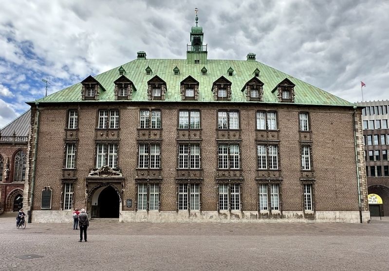 Neues Rathaus / New Town Hall and marker image. Click for full size.