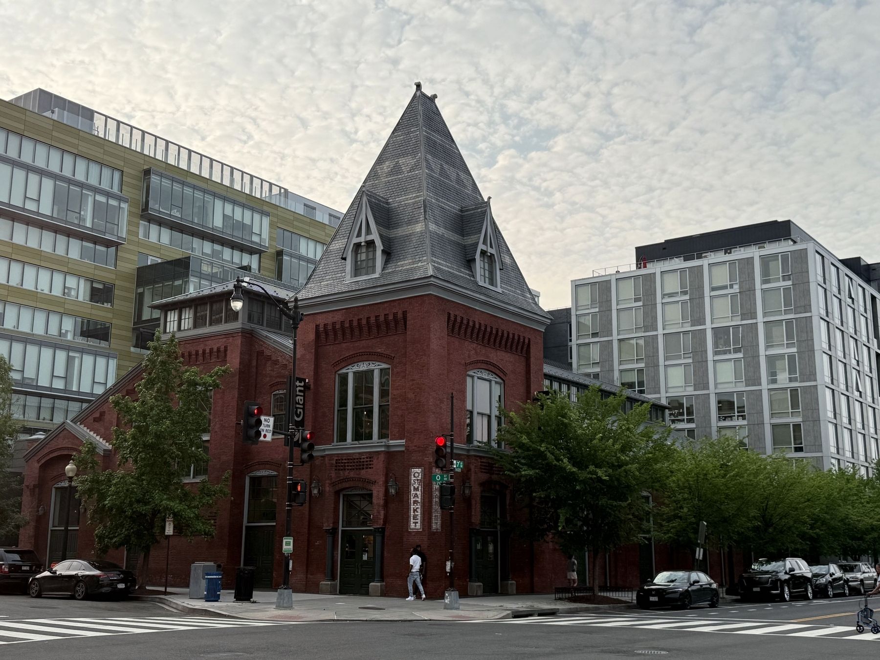 The O Street Market edifice stands cattycorner from the marker image. Click for full size.