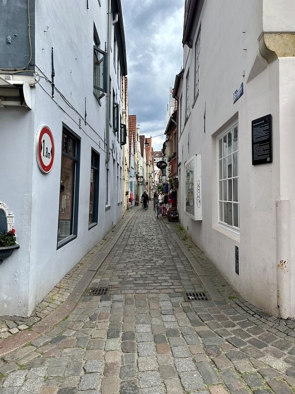 Das Schnoorviertel / The Schnoor Quarter Marker - wide view image. Click for full size.