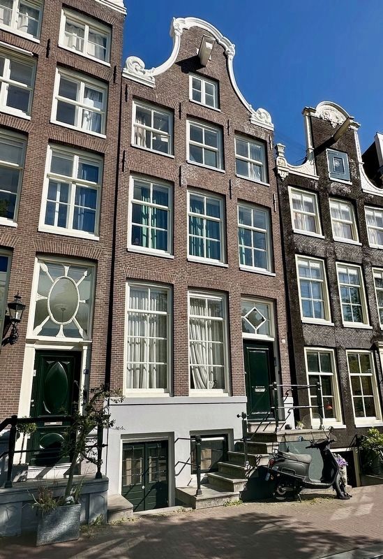 Former Willem Arond�us home and stolperstein image. Click for full size.