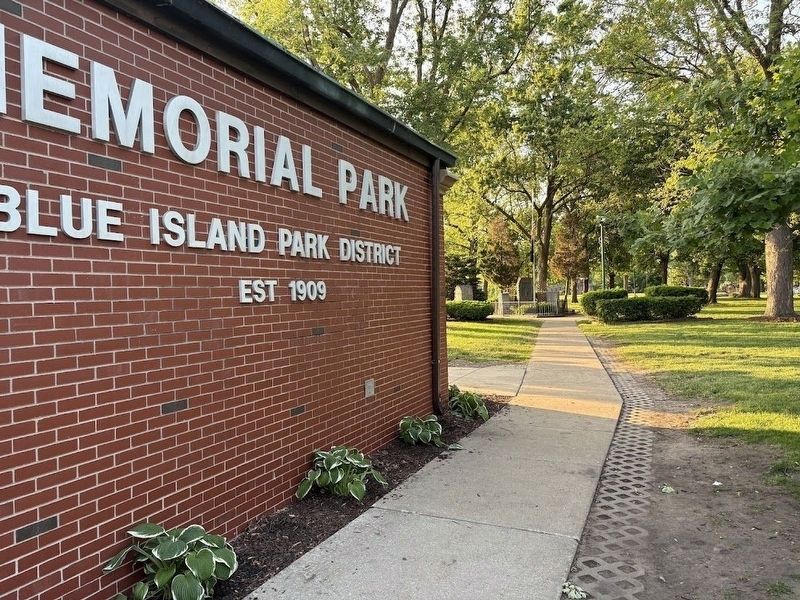 Memorial Park recreation building image. Click for full size.