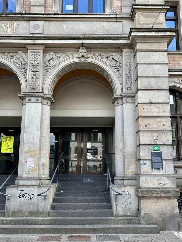 Ehemaliges Hauptpostamt / Former Main Post Office Marker - wide view image. Click for full size.