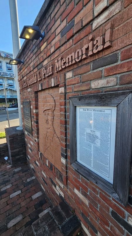 The Putt Memorial image. Click for full size.