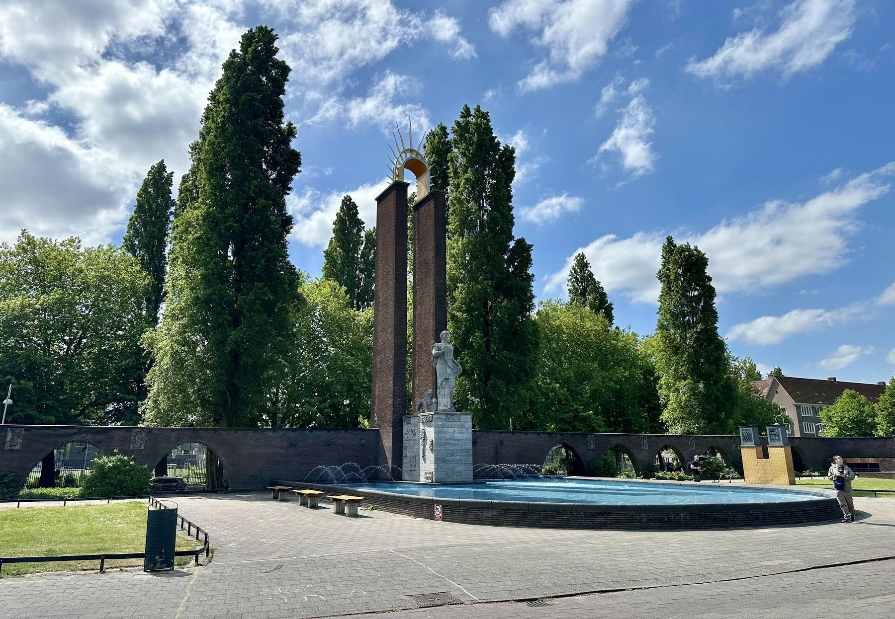 Monument Indië Nederland / Dutch East Indies Monument - front view. Click for full size. Monument Indië Nederland / Dutch East Indies Monument - front view image. Click for full size.