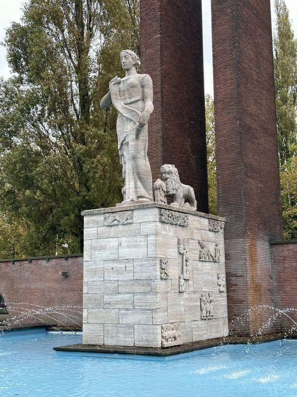 Monument Indië Nederland / Dutch East Indies Monument - main statue. Click for full size. Monument Indië Nederland / Dutch East Indies Monument - main statue image. Click for full size.