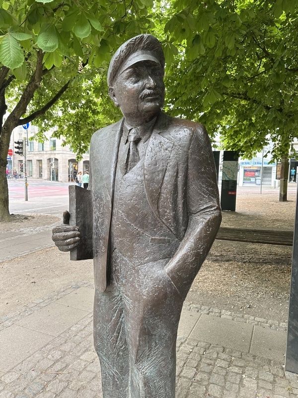 Wilhelm Kaisen statue image. Click for full size.