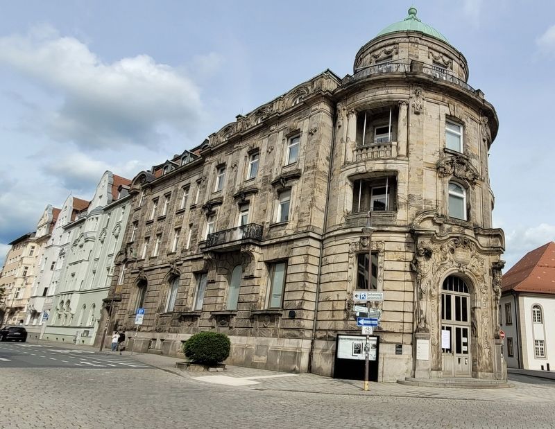 The side view of the Iwalewahaus building image. Click for full size.