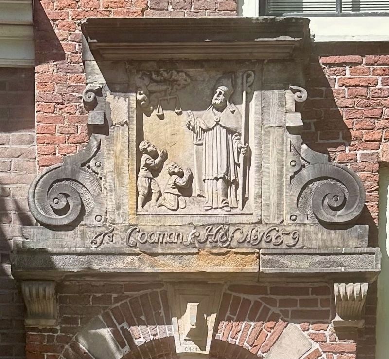 Toegangspoortje uit 1659 / Entrance Gate from 1659 - relief above the doorway image. Click for full size.