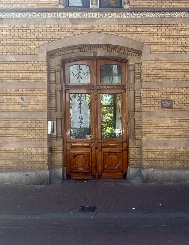 Zuiderhofje / Zuider Almshouse Marker - wide view image. Click for full size.