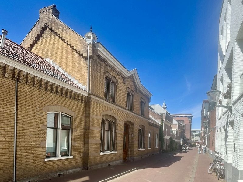 Zuiderhofje / Zuider Almshouse (building on left) image. Click for full size.