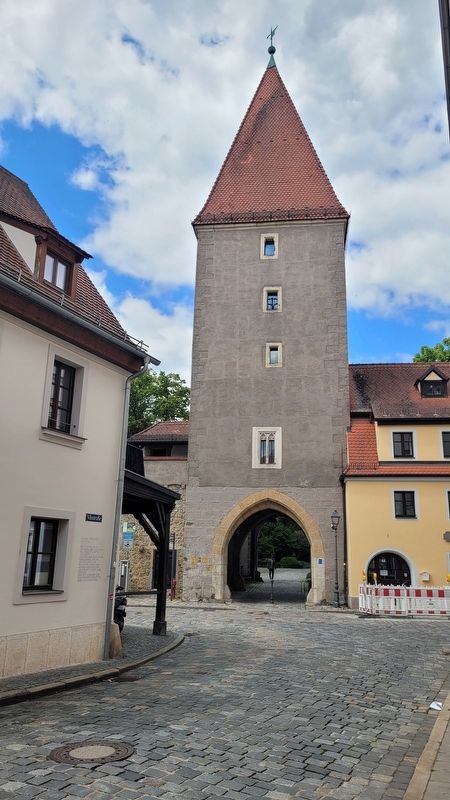 The view of the marker along the wall of the building (left side). Click for full size. The view of the marker along the wall of the building (left side) image. Click for full size.