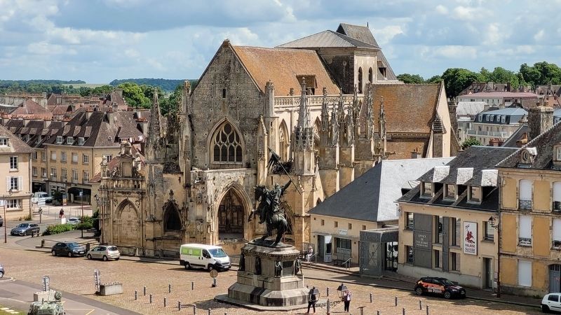 The Church of the Trinity and William the Conqueror statue image. Click for full size.