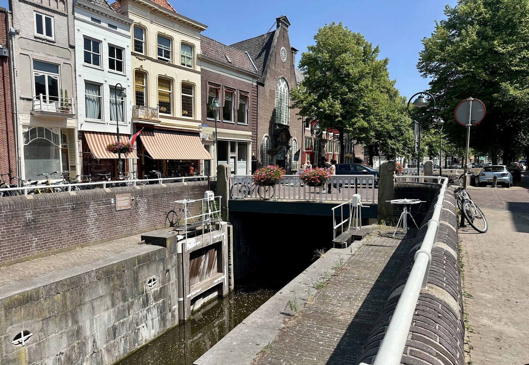 Donkere sluis / Donkere Lock and marker. Click for full size. Donkere sluis / Donkere Lock and marker image. Click for full size.