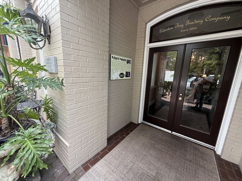Vinyl Night Marker at the entrance to Edenton Bay Trading Company image. Click for full size.