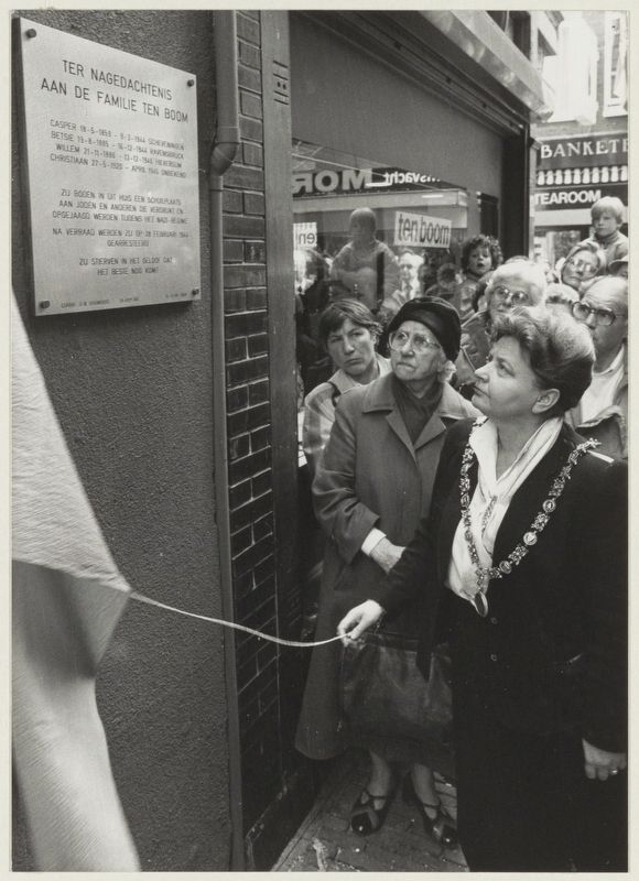 Mayor E. Schmitz unveils the historical marker at the Corrie ten Boom House image. Click for full size.
