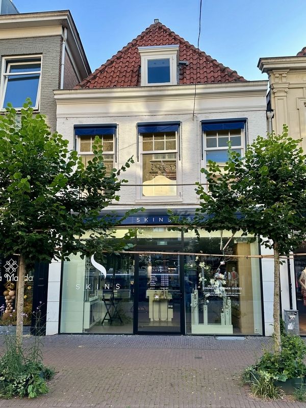 Hartog de Leeuw stolperstein - wider view image. Click for full size.