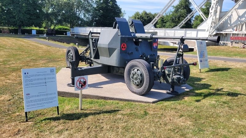 Canon de 40 mm Bofors / Bofors 40 mm Gun Marker (left side). Click for full size. Canon de 40 mm Bofors / Bofors 40 mm Gun Marker (left side) image. Click for full size.