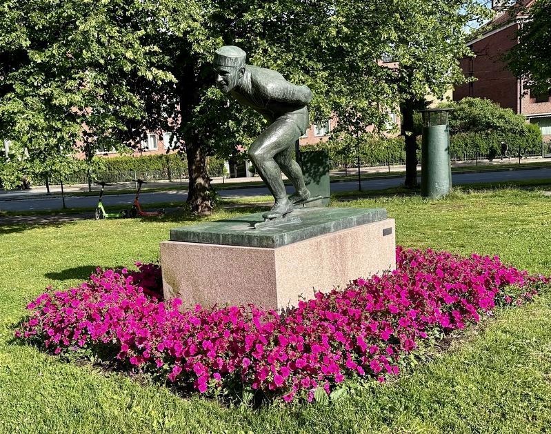 Oscar Mathisen statue by Arne Durban, 1958 image. Click for full size.