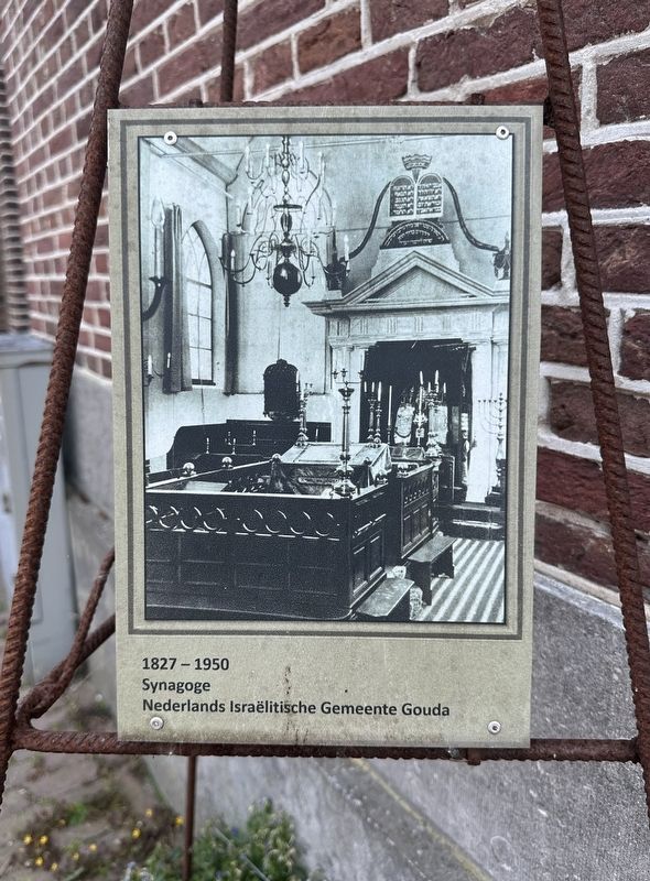 Commemorative plaque for former synagogue image. Click for full size.