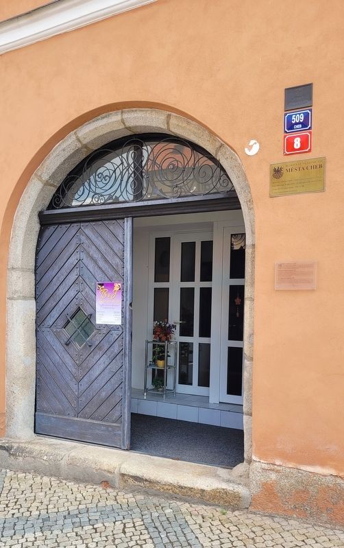 The entrance to the Golden Lion building no. 509 and Marker image. Click for full size.