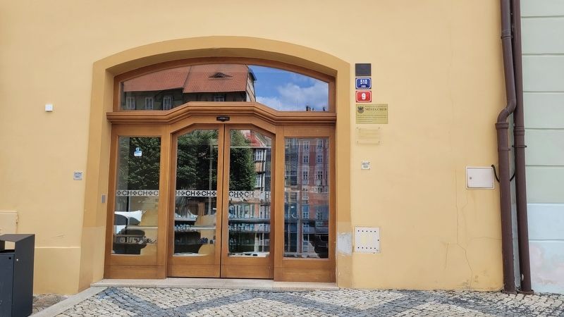 The view of the entrance to the Eck building no. 510 and Marker image. Click for full size.