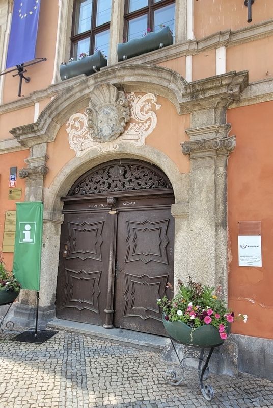 The view of the entrance to the Gr�ner house no. 478 and Marker image. Click for full size.