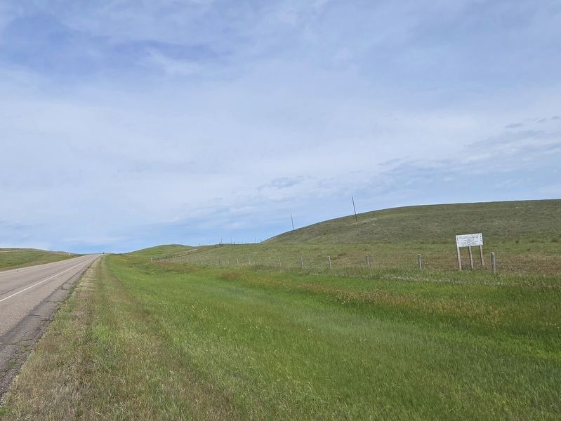 Black and Yellow Trail Marker looking west on US 14/ SD 34 image. Click for full size.