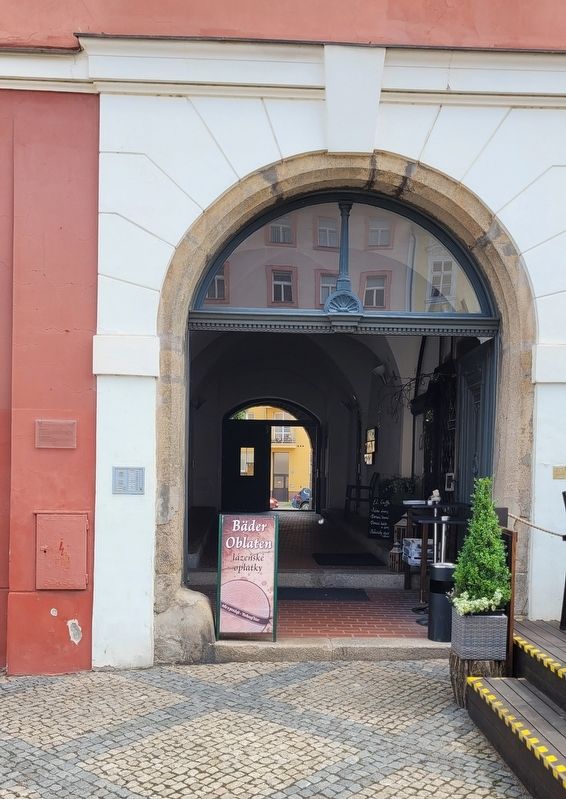 The entrance to the Pachelbel building no. 3 and Marker image. Click for full size.