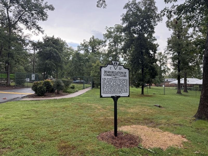 Desegregation of Community Clubs Marker at the entrance to Little Hunting Park image. Click for full size.