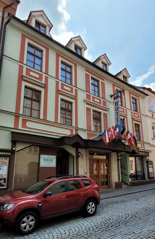 The view of the Town house no. 458 and Marker from the street image. Click for full size.