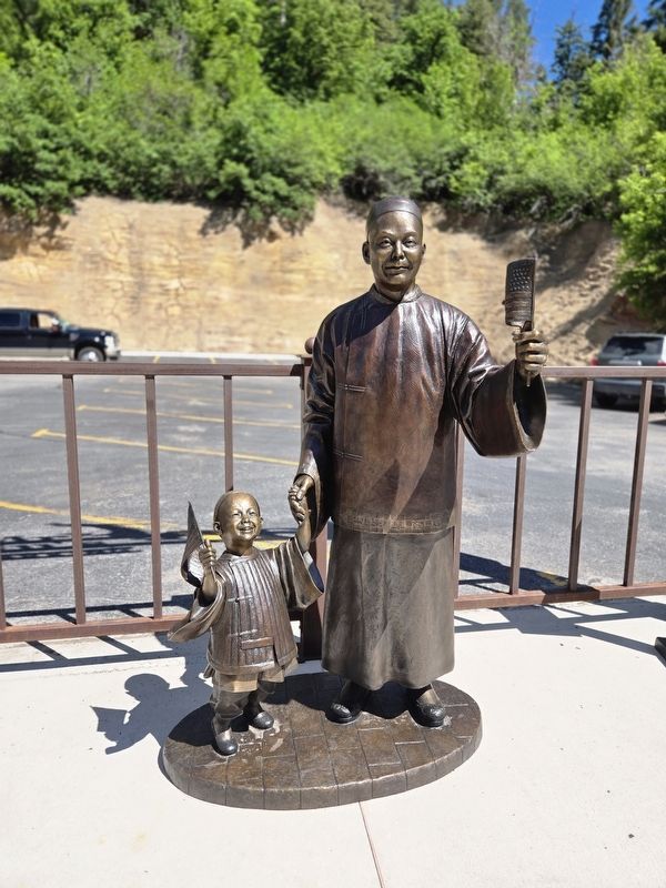 Statue of Wong Fee Lee and son Wong Som Quong image. Click for full size.