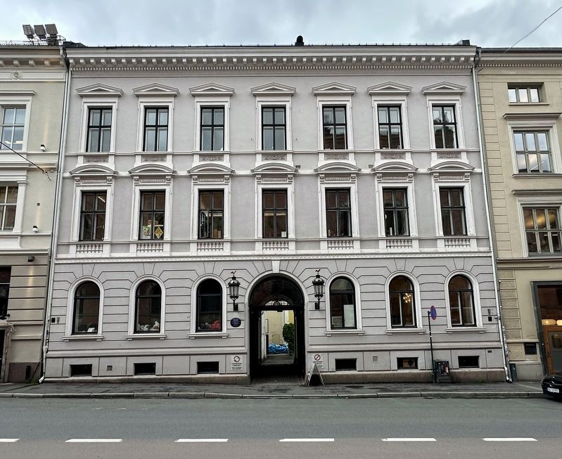 Foreldreaksjonen / �Parental Response� Marker - wide view image. Click for full size.