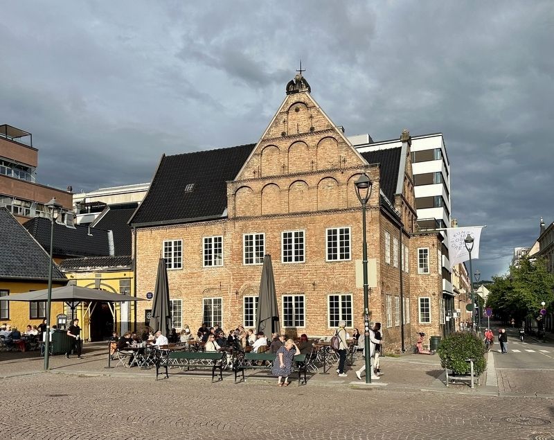 Christiania�s Oldest Building and marker - view from west image. Click for full size.