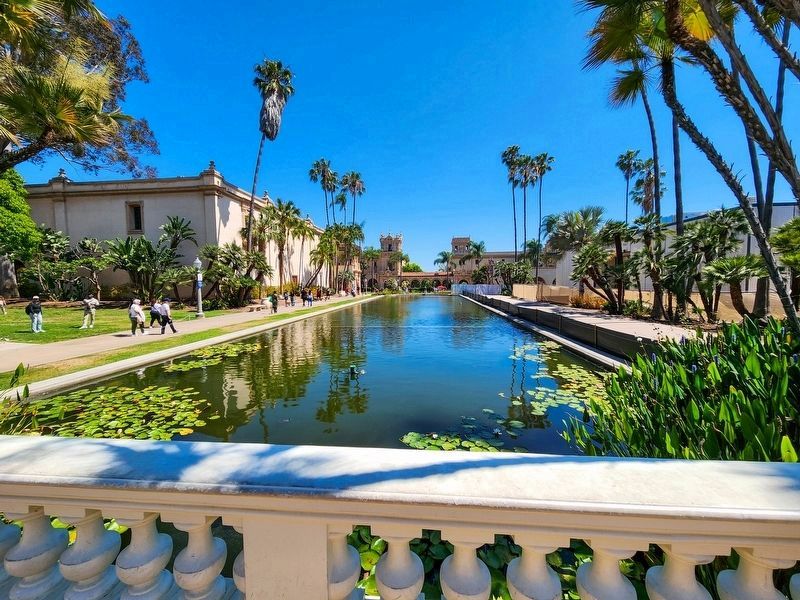 Larger southern pond "La Laguna" image. Click for full size.