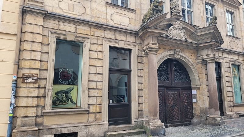 The view of the marker at the entrance to the building image. Click for full size.