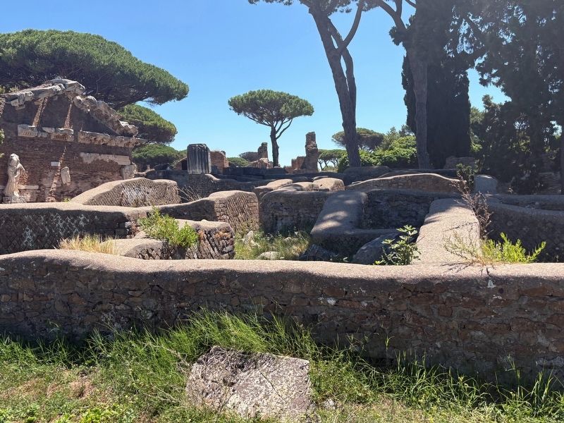 The area of Tempio di Roma e Augusto image. Click for full size.