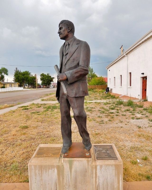 Don Celedonio Mondrag�n Statue image. Click for full size.