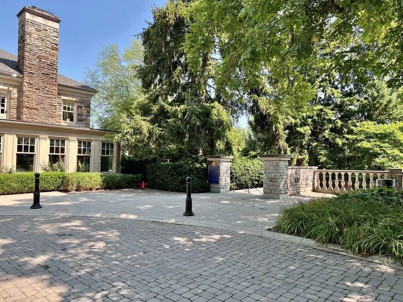 Paletta Mansion Marker (centre of photo) image. Click for full size.