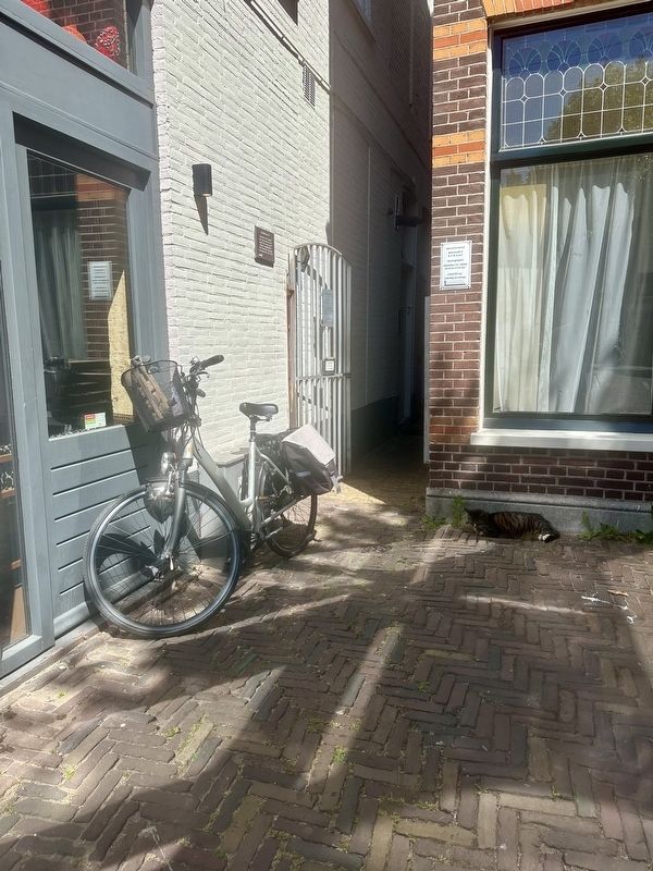 Bruiningshofje / Bruinings Almshouse Marker - wide view image. Click for full size.