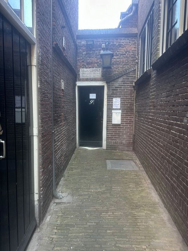 Looking down the path to the Bruiningshofje / Bruinings Almshouse image. Click for full size.