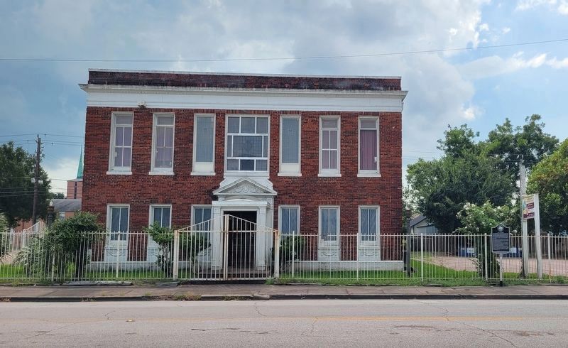 The front view of the old Pelly City Hall building and marker image. Click for full size.
