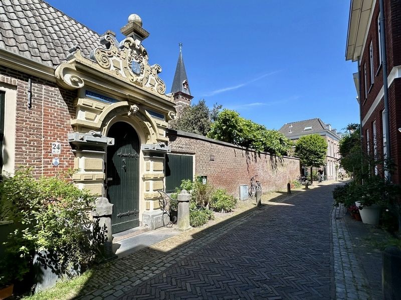Frans Loenenhofje / Frans Loenen Almshouse Marker - wide view image. Click for full size.