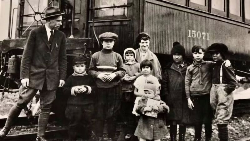 Frank Sloman and students in front of an early CNR School on Wheels, 1927. Click for full size. Frank Sloman and students in front of an early CNR School on Wheels, 1927 image. Click for full size.