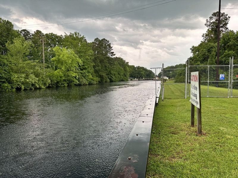 Dismal Swamp Canal Marker - view of the canal looking south image. Click for full size.