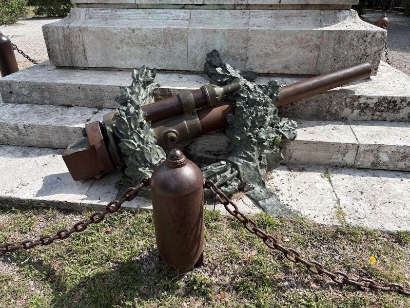San Gimignano War Memorial, cannon and wreath at the foot of the north-facing side image. Click for full size.