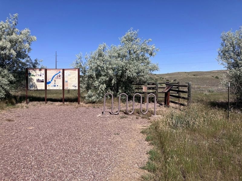 Sulphur Springs Hiking Trail Marker and trailhead image. Click for full size.