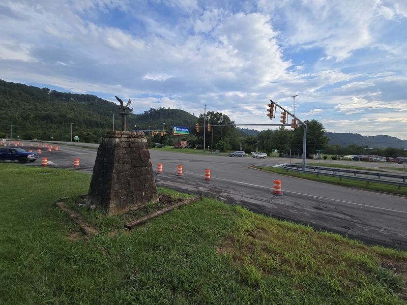 Daniel Boone Trail Marker overlooking intersection of US 23S and US 58 image. Click for full size.