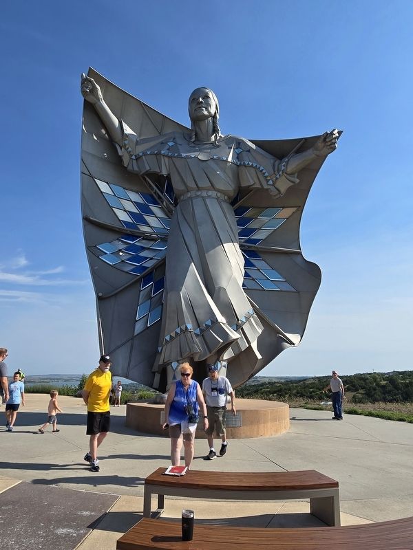 Dignity of Earth and Sky sculpture image. Click for full size.