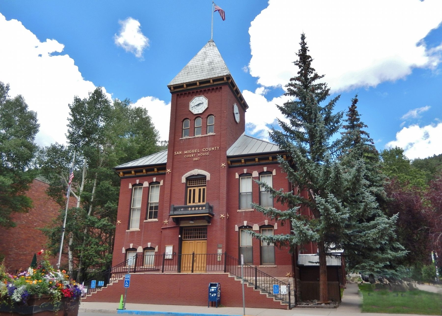 San Miguel County Courthouse (<i>southeast elevation</i>) image. Click for full size.